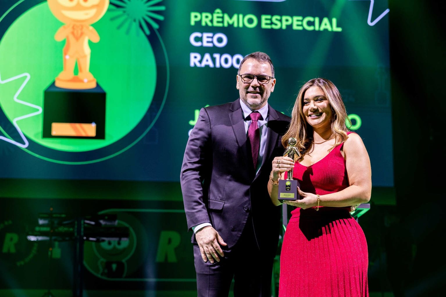 Júlia Dal Santo, CEO do Grupo Guarida, recebendo o troféu CEO RA 1000 do Reclame Aqui em 2024.